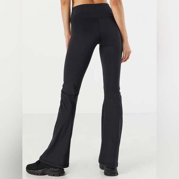 🛑SOLD🛑Forever 21 Black High V-Waist Flared Leggings Size Small - Picture 2 of 3